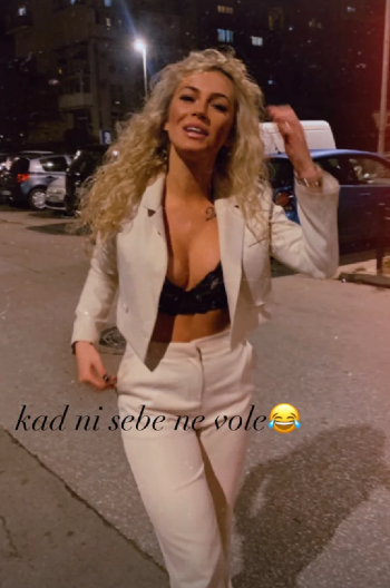 MILICA VELIČKOVIĆ ZAPALILA VRELIM IZDANJEM Bujne grudi u prvom planu, a svi misle da je ovu poruku uputila Terzi