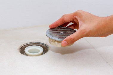 ODČEPI ODVOD ZA MANJE OD MINUT, A NIJE NI SIRĆE NI SODA BIKARBONA Koriste je i vodoinstalateri, a otpuši cevi za tren oka