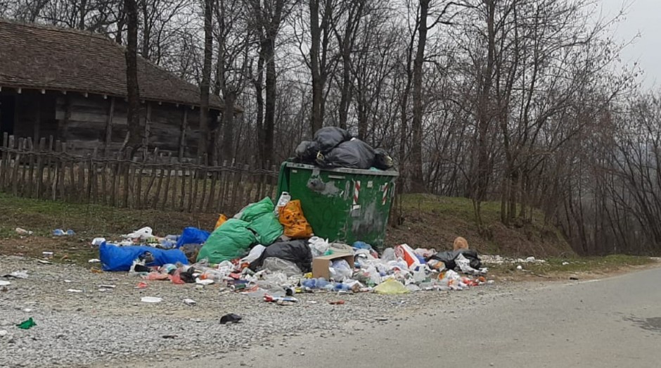 SMEĆE ĆE NAS UGUŠITI! Alarmantna situacija sa odvoženjem otpada u opštini Topola!