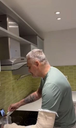 "PUMPAJTE LJUBAV, LJUDI": Čeda peva i kuva kafu, a oni ga posmatraju