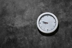 ŠOKANTNA ISTINA IZA SATA KOJI JE 20 GODINA VISIO NA ZIDU Ovaj detalj je svima promakao! (FOTO)