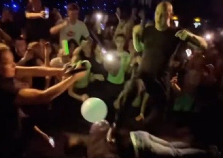 STRAVIČNE SCENE SA NASTUPA REPERA Gazi dečka iz publike nasred bine, ne da mu da ustane, svi podivljali (VIDEO)