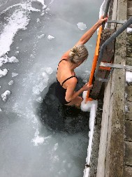 VIC DANA Plavuša dođe na led i napravi rupu da bi pecala...