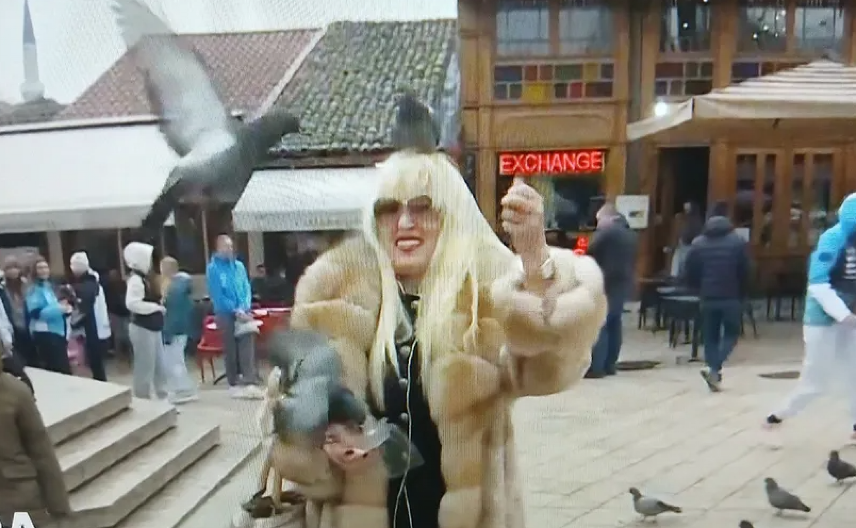 BRANKU SOVRLIĆ NAPALI GOLUBOVI! Na glavu joj se sjatilo jato ptica - umesto da vrišti, njena reakcije sve iznenadila (FOTO)