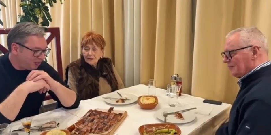 POSLE STO GODINA IZVEO SAM RODITELJE NA RUČAK Predsednik Vučić se javio iz Borče novim snimkom (VIDEO)