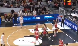 DA SE SMRZNEŠ Jeziv pad igrača Partizana, krenuo je da zakuca, a onda... (VIDEO)