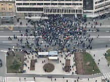 JEZIVO NASILJE OPOZICIJE U NOVOM SADU! Kamenuju policiju, oteli štit, doneli i noževe! (VIDEO)