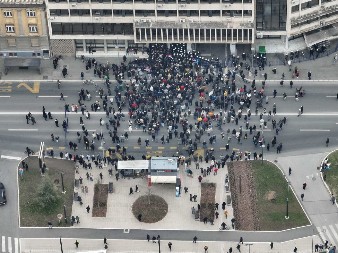 JEZIVO NASILJE OPOZICIJE U NOVOM SADU! Kamenuju policiju, oteli štit, doneli i noževe! (VIDEO)