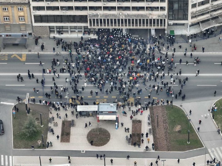 JEZIVO NASILJE OPOZICIJE U NOVOM SADU! Kamenuju policiju, oteli štit, doneli i noževe! (VIDEO)
