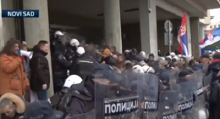 ŠOLAKOVI MEDIJI PRIZNALI: Uprkos napadima na njih, policija ne koristi pendreke! (VIDEO)