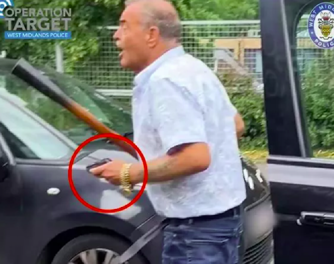 PORODIČNI OBRAČUN U KAFANI Pradeda pretio unuci pištoljem (FOTO)