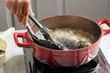 NE BUDE MASNA, A SAVRŠENO UKUSNA I HRSKAVA Evo u šta treba da uvaljate ribu pre prženja, ni ne pomišljajte na brašno