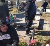 "NISTE NA PIKNIKU, NEGO NA NEČIJEM GROBU! SRAMITE SE!" Šok scena na srpskom groblju na Velike zadušnice! (VIDEO)