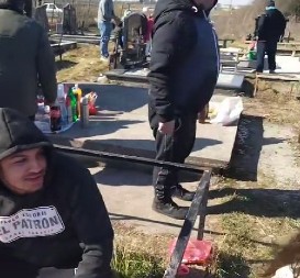 "NISTE NA PIKNIKU, NEGO NA NEČIJEM GROBU! SRAMITE SE!" Šok scena na srpskom groblju na Velike zadušnice! (VIDEO)