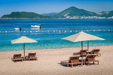 U sred sezone, smeštaj i do 20 evra – Crnogorci dobijaju 74 nove plaže