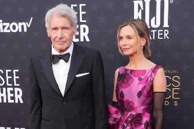 ZABORAVIO NA ŽENU Harison Ford izazvao dramu na dodeli nagrada, svi se pitali gde mu je supruga, a evo u čemu je problem