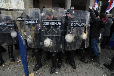 NASILJE OPOZICIJE U ZAJEČARU Pokušali da upadnu u Gradsku upravu, gađali obezbeđenje jajima i koristili suzavac!