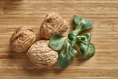 ZABORAVITE NA TORTE  Nakon čokolade i orašasti plodovi basnoslovno skupi - za kilogram badema sedam kila mesa