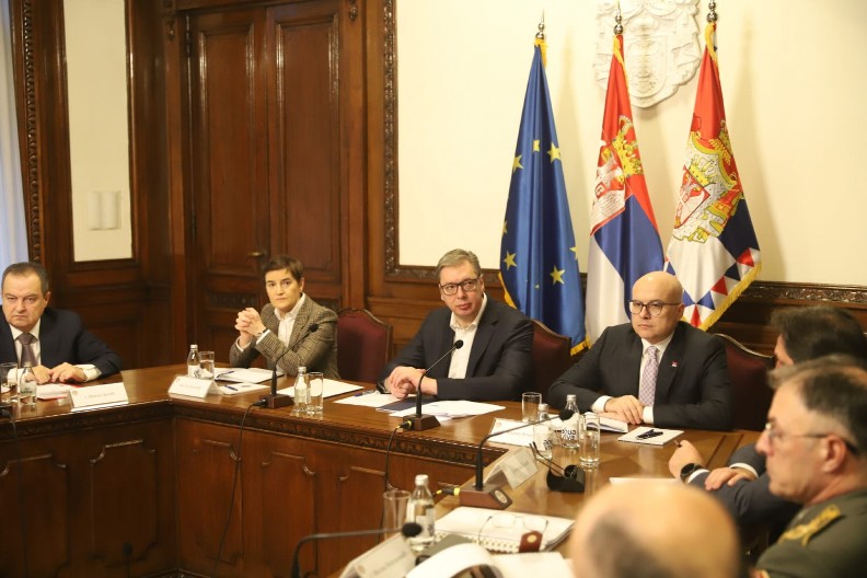ZAVRŠENA HITNA SEDNICA SAVETA ZA NACIONALNU BEZBEDNOST, PRESEDAVAO VUČIĆ Dačić: Ovo je najveća kriza od završetka rata!