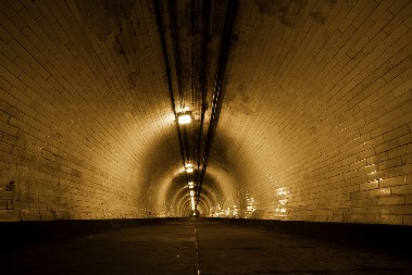 NAJUZBUDLJIVIJA TURISTIČKA ATRAKCIJA Džejms Bond tuneli - Londonska podzemna mreža od 120 miliona funti (VIDEO)