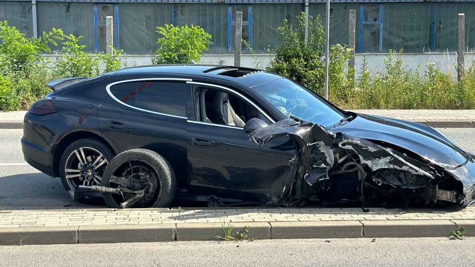 TEŽAK SUDAR KOD PROKOPA U CENTRU BEOGRADA Autobus potpuno smrskao automobil!