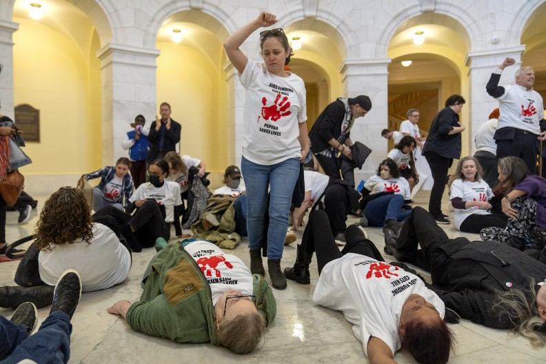 DONALD TRAMP POHAPSIO SVE "KRVAVE ŠAKE": Radnici USAID-a pokušali protest u Vašingtonu (FOTO)