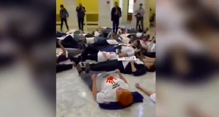 SAD JE SVE JASNO! Isti simboli uposlenika USAID-a i opozicije i "studenata" u Srbiji! (VIDEO)