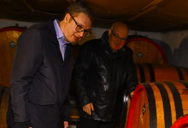"HVALA LJUBAZNOM DOMAĆINU LJUBIŠI NA GOSTOPRIMSTVU" Vučić: Srećan sam kada vidim porodične firme koje sa uspehom posluju (FOTO)