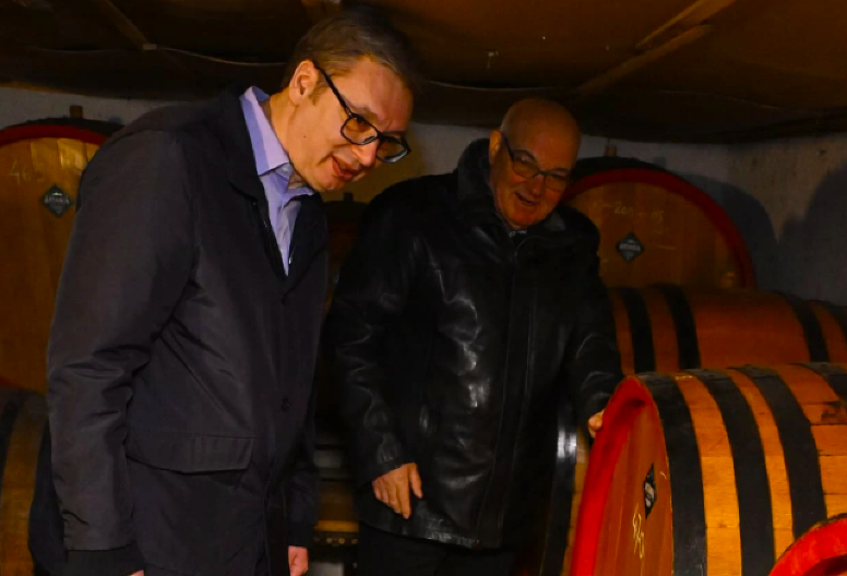 "HVALA LJUBAZNOM DOMAĆINU LJUBIŠI NA GOSTOPRIMSTVU" Vučić: Srećan sam kada vidim porodične firme koje sa uspehom posluju (FOTO)