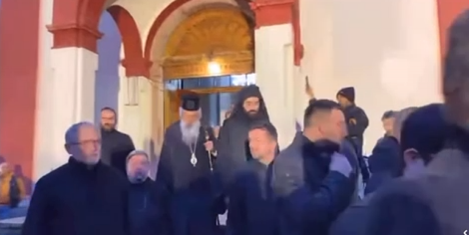 SRAMNO! Napali su mitropolita šumadijskog Jovana (VIDEO)