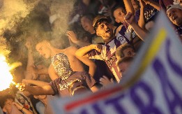 "AKO TE JOŠ JEDNOM VIDIMO U NOĆNOM PROVODU..." Navijači postrojavali igrače nekada slavnog kluba nakon debakla, najgore prošao reprezentativac (VIDEO)