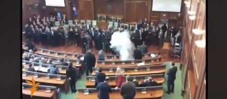 OVAKO JE TO RADIO ĐILASOV POLITIČKI BRAT Suzavci u Skupštini "prepisani" od Aljbina Kurtija! (VIDEO)