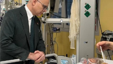 MILOŠ VUČEVIĆ POSETIO POVREĐENU POSLANICU U BOLNICI: „Pobediće Jasmina i ovo iskušenje“