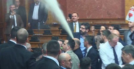 OVAKO JE POČEO DRUGI DEO DIVLJANJA OPOZICIJE U SKUPŠTINI! Pogledajte šta radi Lazović (VIDEO)