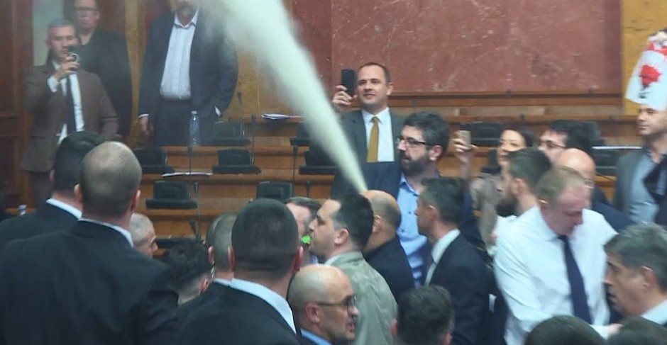 OVAKO JE POČEO DRUGI DEO DIVLJANJA OPOZICIJE U SKUPŠTINI! Pogledajte šta radi Lazović (VIDEO)