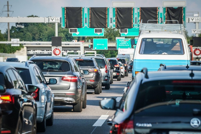 MASOVNI EGZODUS IZ KIJEVA! Kolone vozila na izlaznim pravcima!