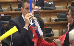 MULJAO, SEKSUALNO ZLOSTAVLJAO, SAD DUVA U VUVUZELE I PRAVI HAOS Evo ko je Vlada Jelić koji divlja u Skupštini