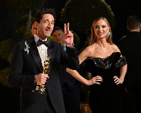 OGLASILA SE I ONA  Evo kako je devojka Adrijana Brodija reagovala na njegov strastveni poljubac sa Hale Beri