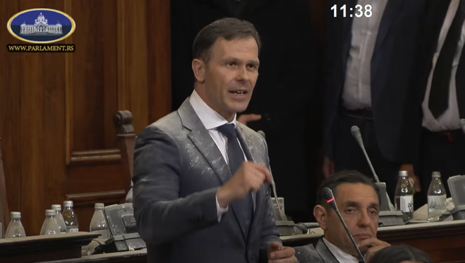 SINIŠA MALI KONCENTRISAN: Ministar za govornicom pričao o zakonima dok opozicija divlja i urliče!