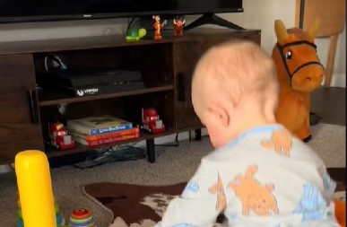 DEČAK ODUŠEVIO 20 MILIONA LJUDI Ima samo 1,5 godinu, a neverovatnom brzinom slaže čašice po veličini!