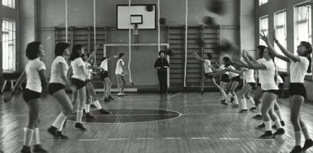 SAMO SU NAJBOLJI UČENICI I NAJPOPULARNIJA DECA IMALI PETICE Evo kako je u Jugoslaviji izgledao čas fizičkog