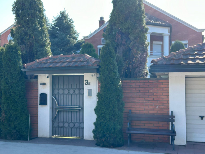 ON ORGANIZUJE SAHRANU POPOVIĆA I POMAŽE U VILI NA BEŽANIJSKOJ KOSI Suzana ima potpuno poverenje, Saša ga voleo do zadnjeg daha