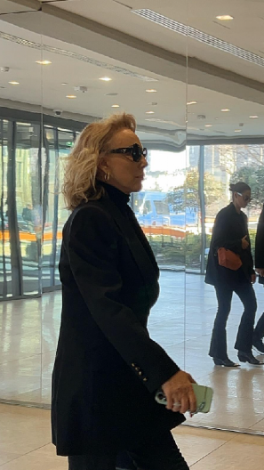 LEPA BRENA SKRHANA BOLOM U suzama stigla na komemoraciju Saši Popoviću, sve vreme joj podršku pruža on!