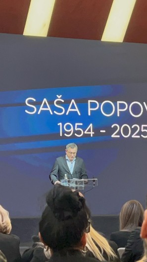 MINUT ĆUTANJA ZA SAŠU POPOVIĆA Voja Nedeljković započeo potresan govor na komemoraciji (VIDEO)