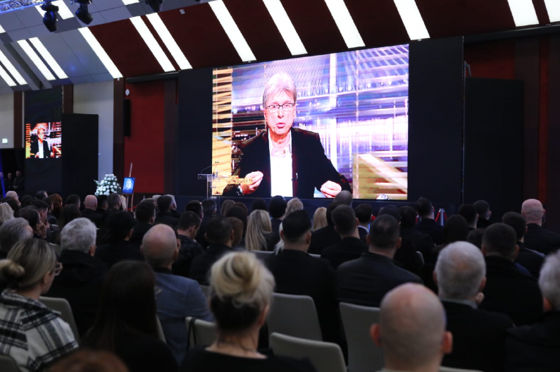 JECAJI ĆERKE SAŠE POPOVIĆA ODZVANJAJU SALOM Gleda u jednu tačku, potresne scene na komemoraciji!