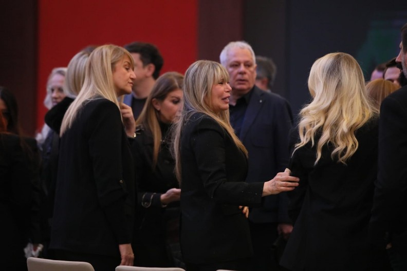 SAŠINA UDOVICA NE MOŽE DA SE OSVESTI! Oni je sve vreme drže, ne odvajaju se od nje (FOTO)