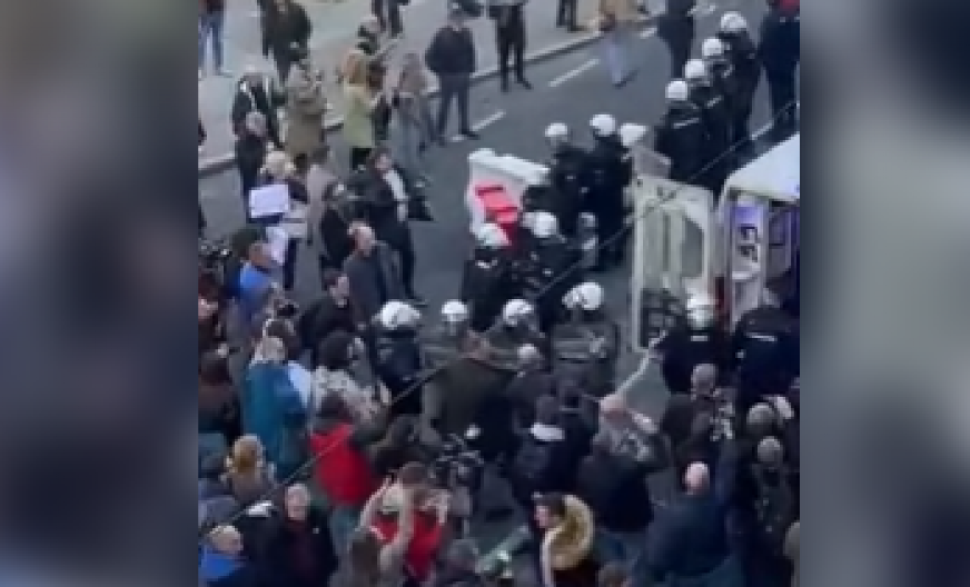 BLOKADERI NE DAJU HITNOJ POMOĆI DA PROĐE Nove sramne scene posle napada na Skupštinu grada Beograda, obezbeđenje i novinare (VIDEO)