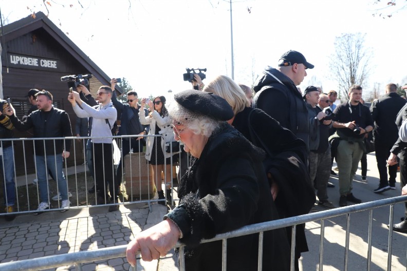 SAŠINA SESTRA JEDVA HODA Pridržavaju je da ne padne (FOTO/VIDEO)