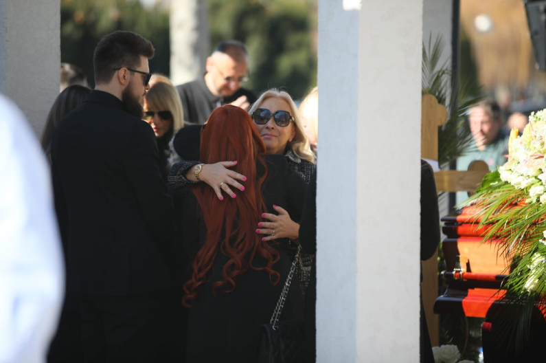 ĆERKA SAŠE POPOVIĆA PLAČE NAD SANDUKOM Potresne scene na groblju, ona je teši i grli sve vreme (FOTO)