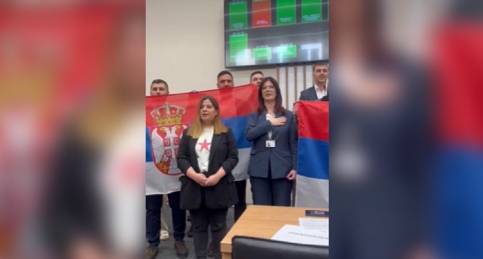 "PA, VI NI HIMNU NE ZNATE!" Kakva blamaža opozicije u Skupštini grada, nemaju pojma šta pevaju! (VIDEO)